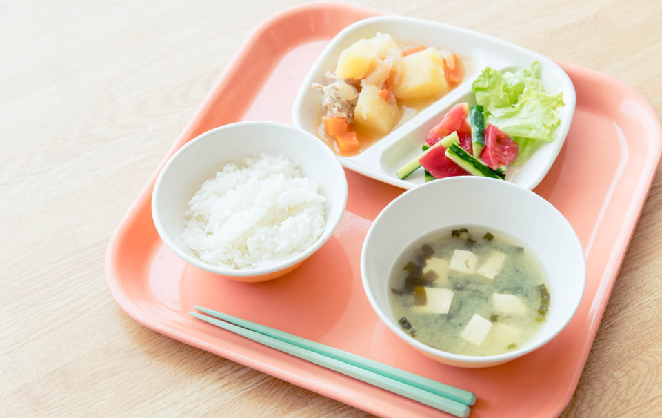肉じゃが、夏野菜の甘酢和え、レタス、わかめとえのきたけの味噌汁
