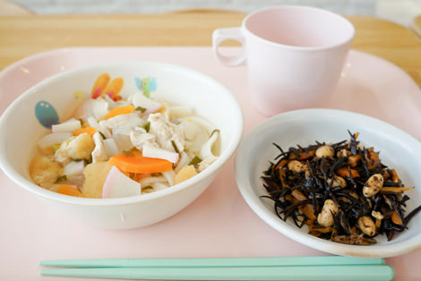 具たくさんきつねうどん　大豆のひじきに