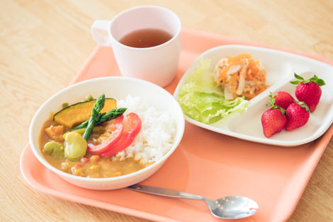 野菜カレーライス／人参と切り干し大根のナムル／レタス／いちご