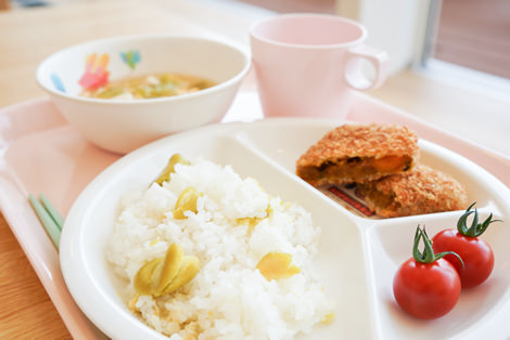 そら豆ごはん／かぼちゃサンドフライ／ミニトマト／春キャベツのかき玉スープ